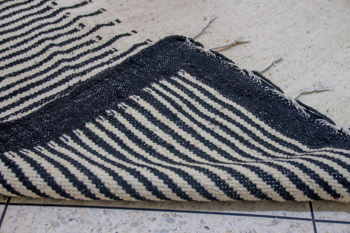 Zanafi Boujaad Flatweave — Indigo Ladder Border on Ivory