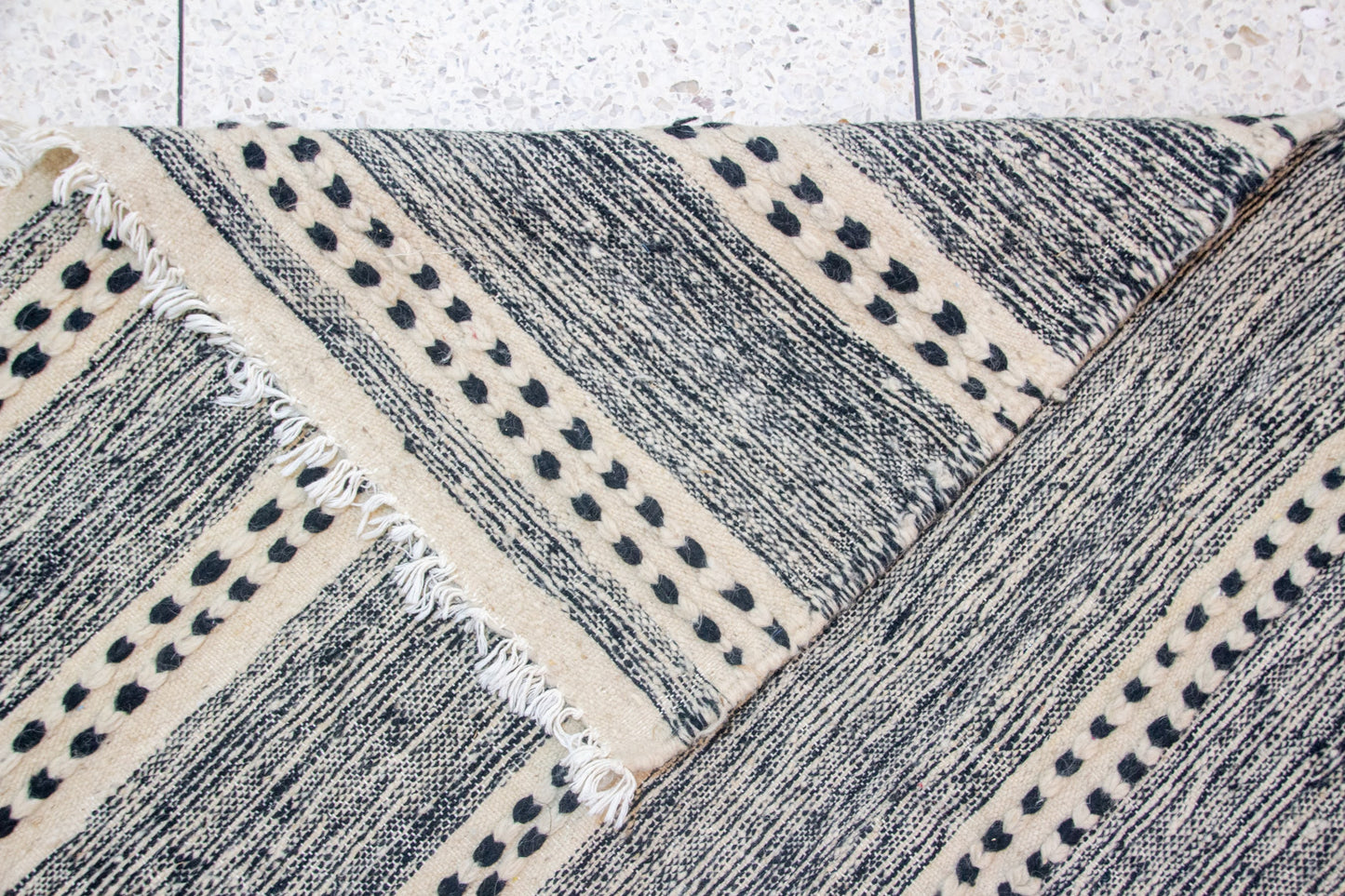 Zanafi Boujaad Kilim — Ivory & Ink Banding with Tufted Dots
