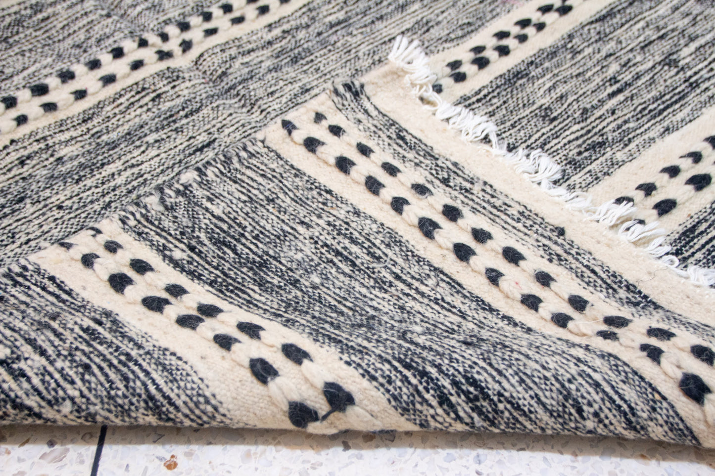Zanafi Boujaad Kilim — Ivory & Ink Banding with Tufted Dots