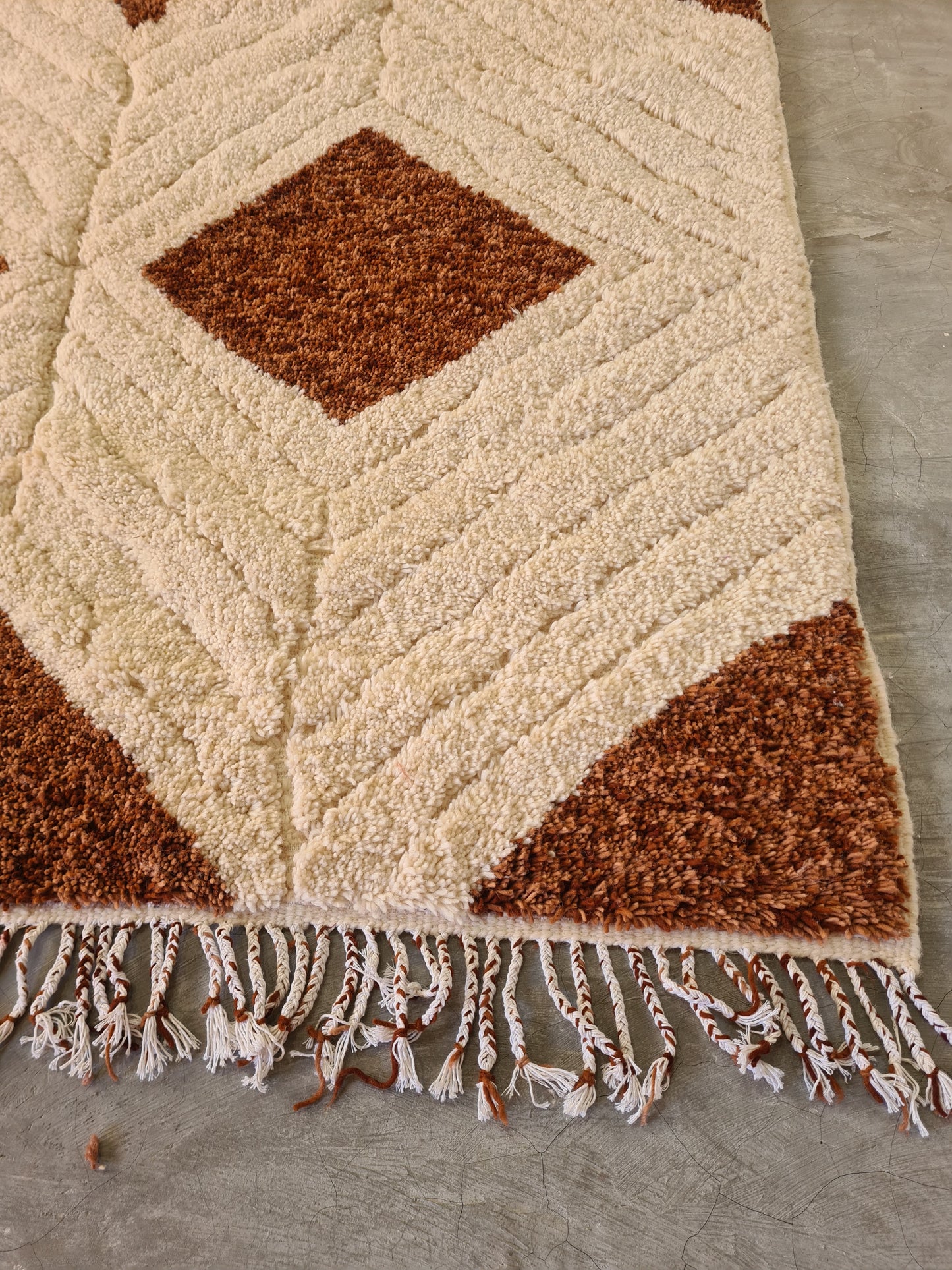 Losanges de la Terre – Tapis Beni Mrirt sculpté en laine rouille et ivoire