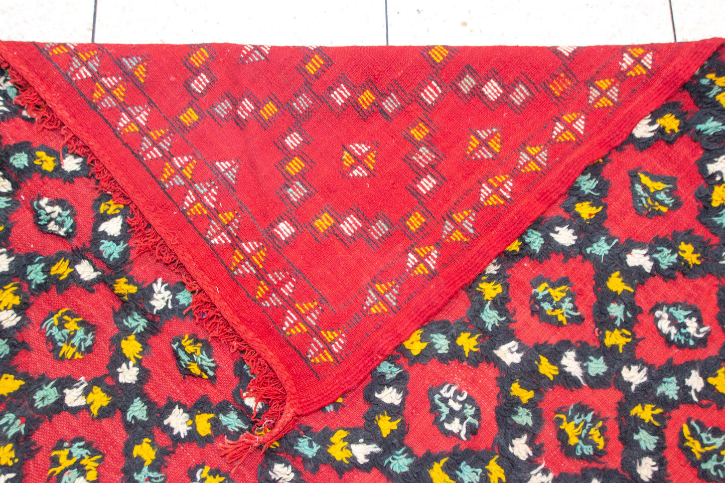 Aït Zayane Rosette Trellis — Red Field with Charcoal Diamond Lattice