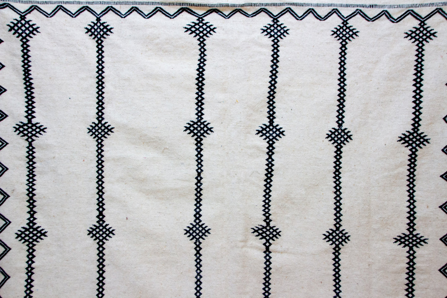 Timehdit Henbel Star-Linked Columns — Ivory Wool with Zigzag Border