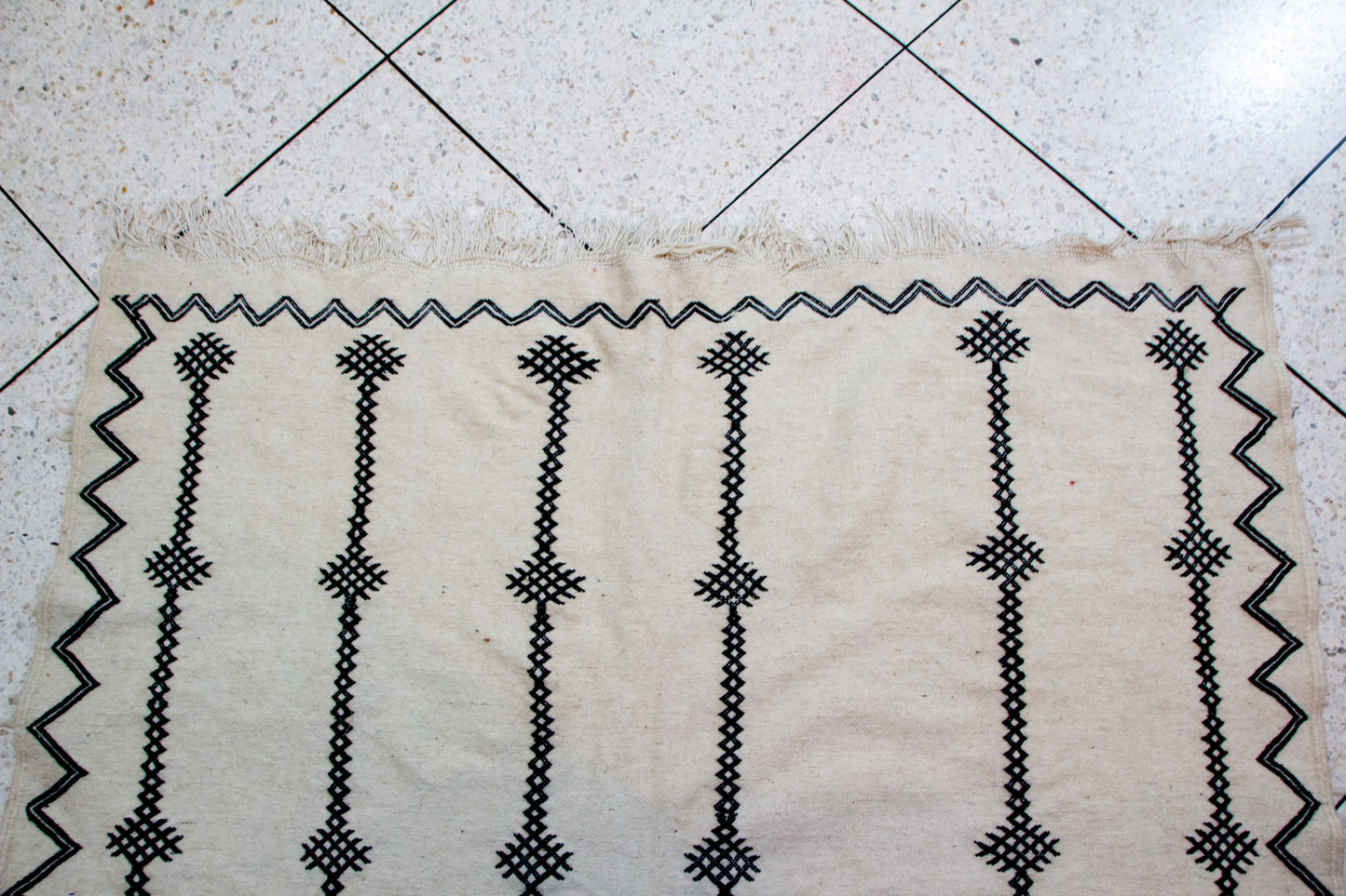 Timehdit Henbel Star-Linked Columns — Ivory Wool with Zigzag Border