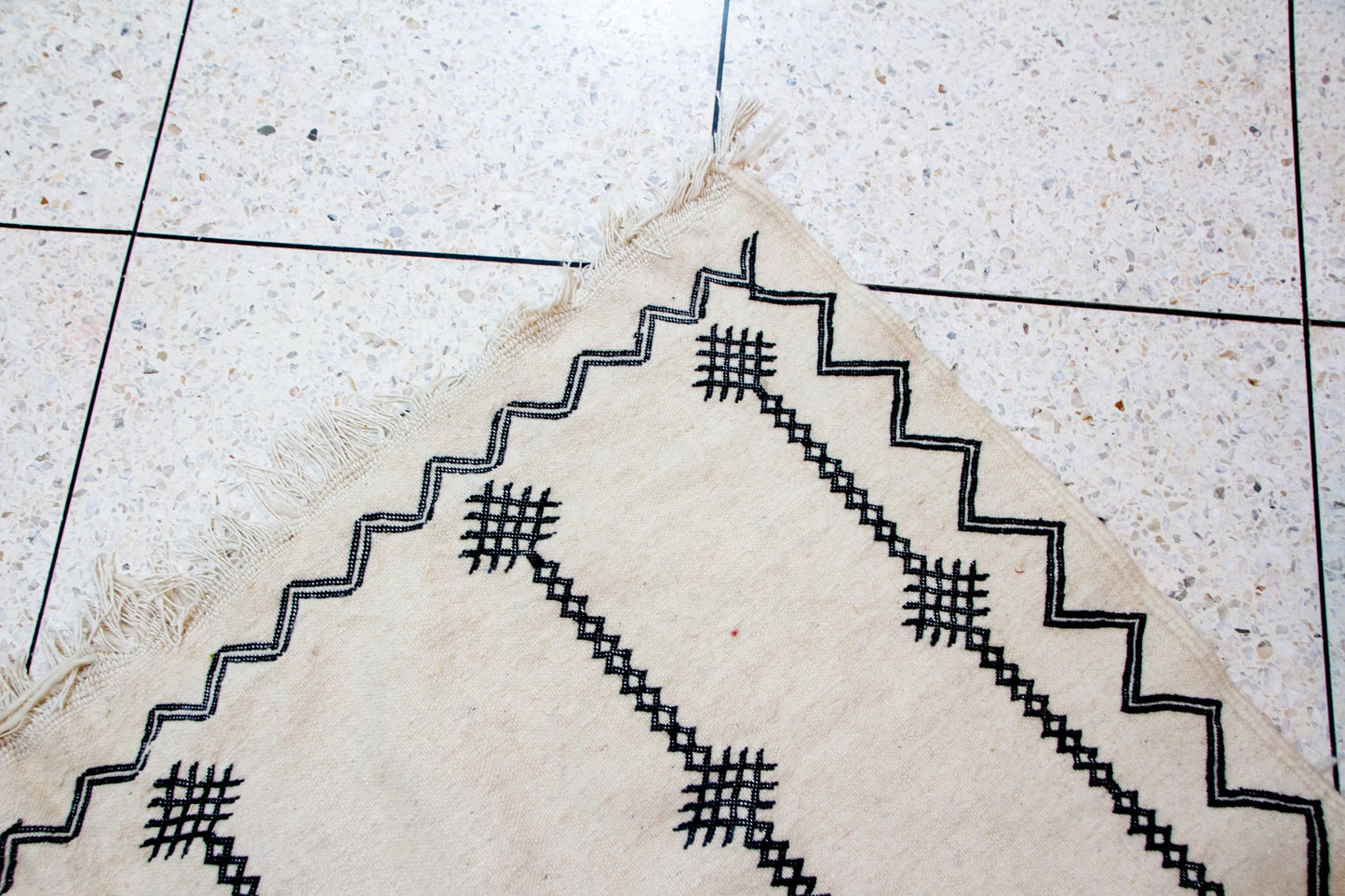 Timehdit Henbel Star-Linked Columns — Ivory Wool with Zigzag Border