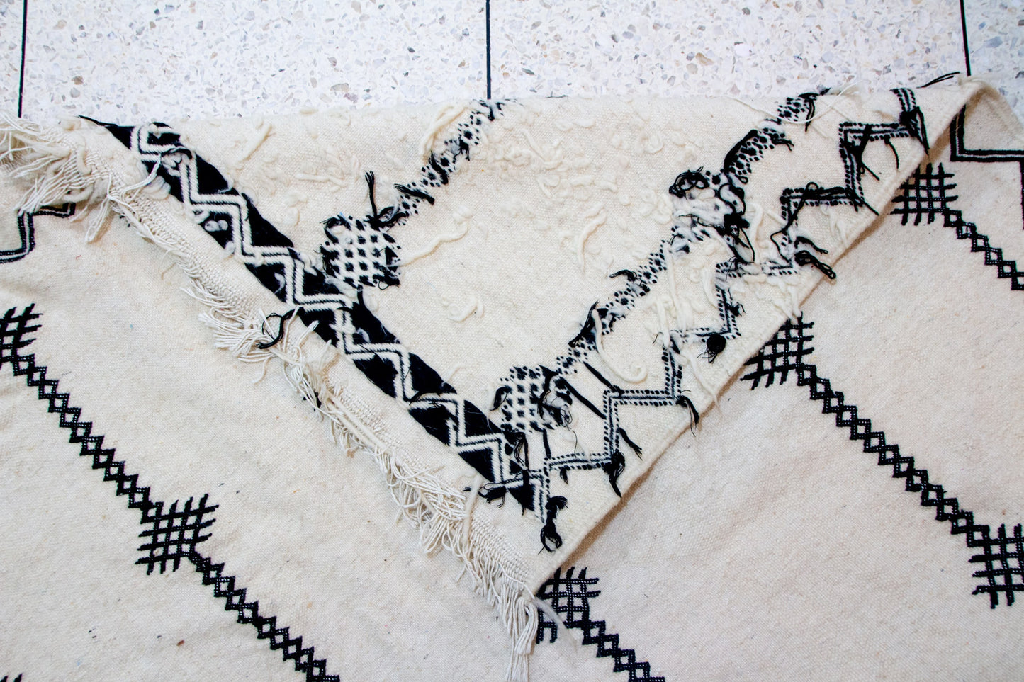 Timehdit Henbel Star-Linked Columns — Ivory Wool with Zigzag Border