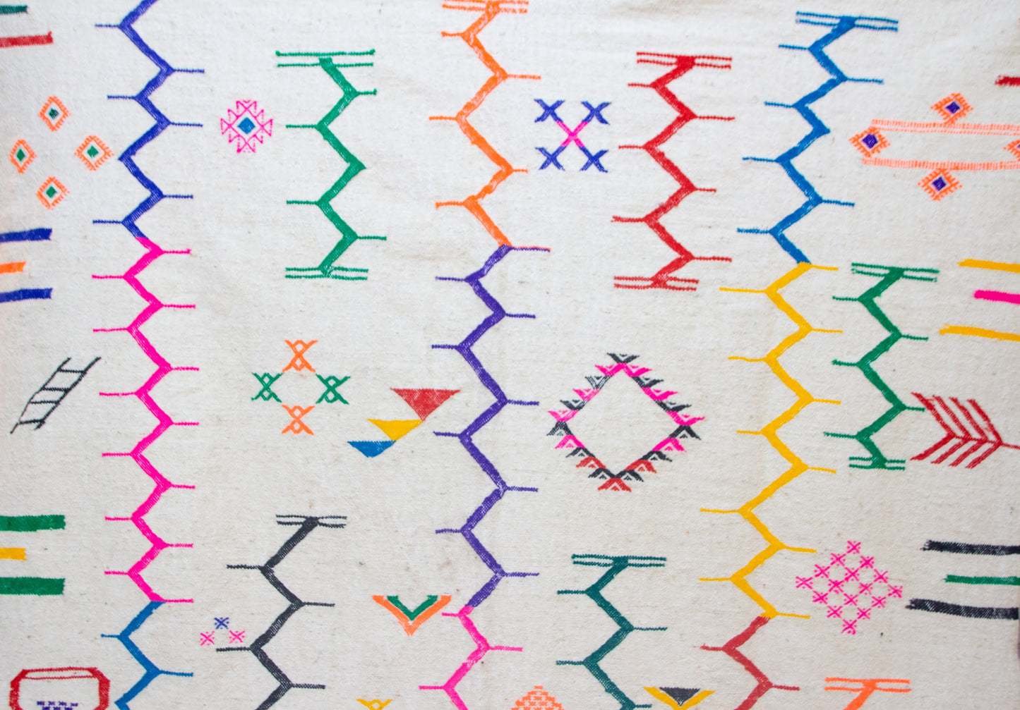 Boujaad–Zanafi Fusion Kilim — Ivory Wool with Multicolor Amazigh Glyphs