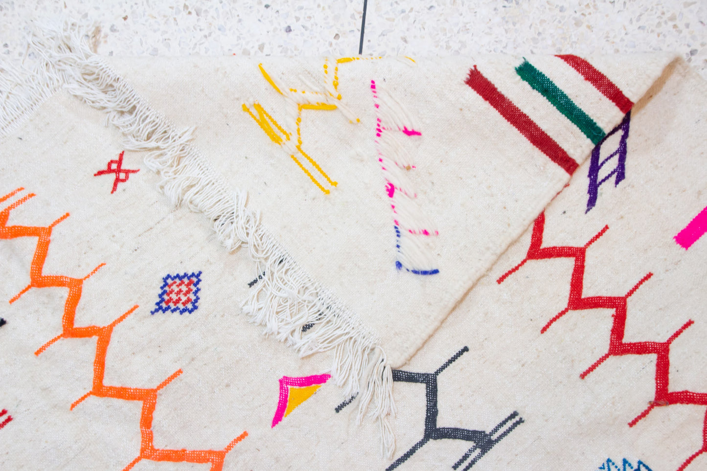 Boujaad–Zanafi Fusion Kilim — Ivory Wool with Multicolor Amazigh Glyphs