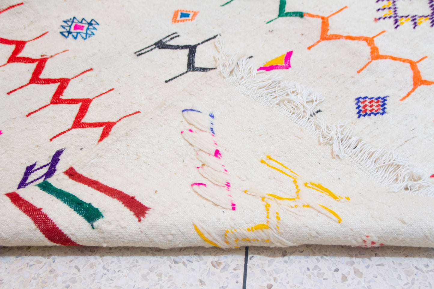 Boujaad–Zanafi Fusion Kilim — Ivory Wool with Multicolor Amazigh Glyphs