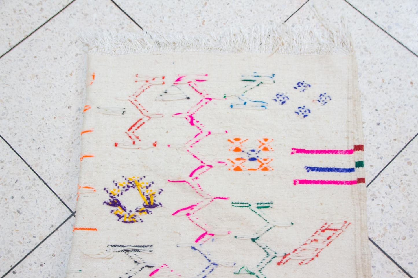 Boujaad–Zanafi Fusion Kilim — Ivory Wool with Multicolor Amazigh Glyphs