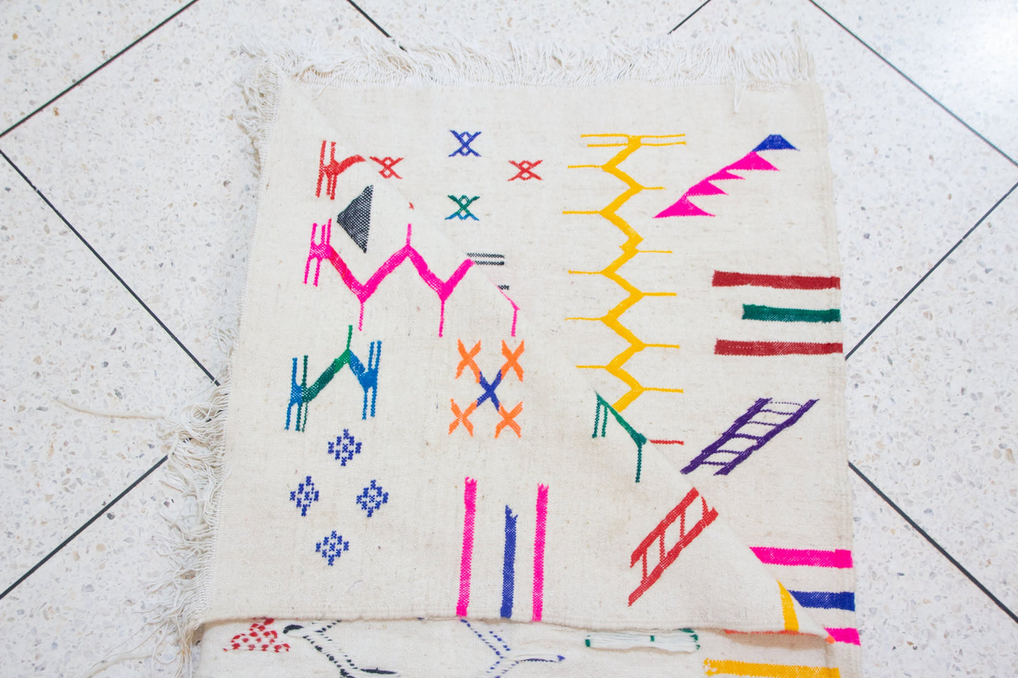 Boujaad–Zanafi Fusion Kilim — Ivory Wool with Multicolor Amazigh Glyphs