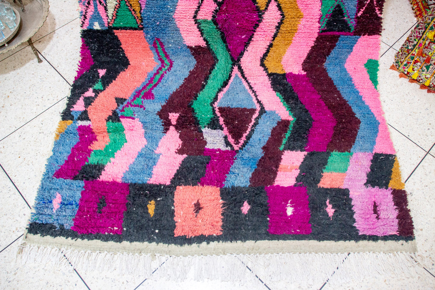 Tapis à poils Boujaad — Chevrons prismatiques avec médaillon central en losange