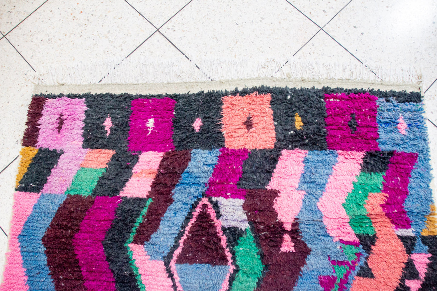 Tapis à poils Boujaad — Chevrons prismatiques avec médaillon central en losange