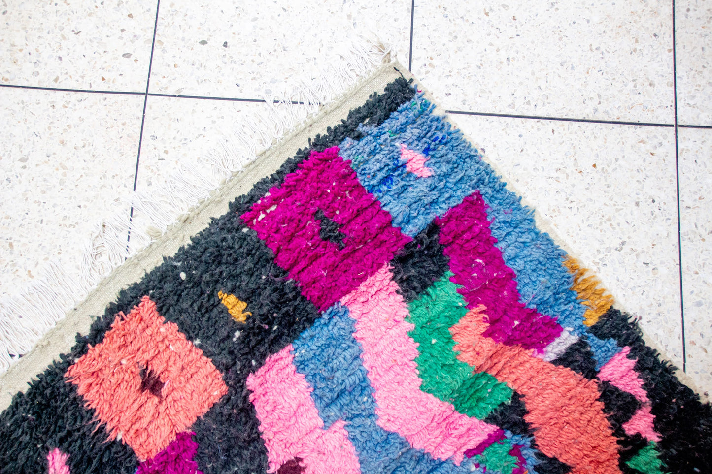 Tapis à poils Boujaad — Chevrons prismatiques avec médaillon central en losange