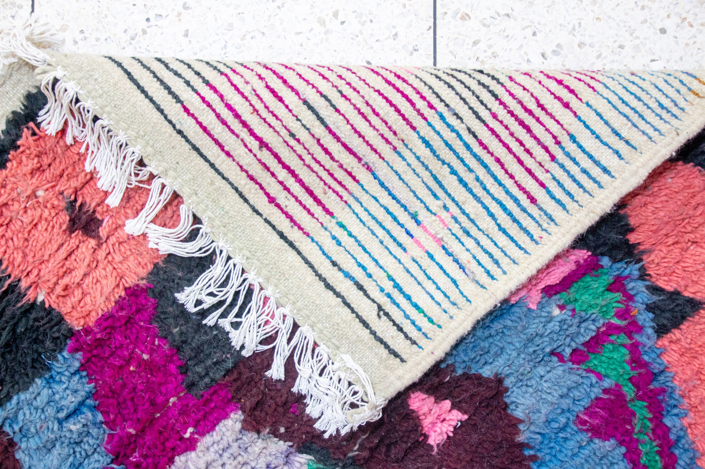 Tapis à poils Boujaad — Chevrons prismatiques avec médaillon central en losange