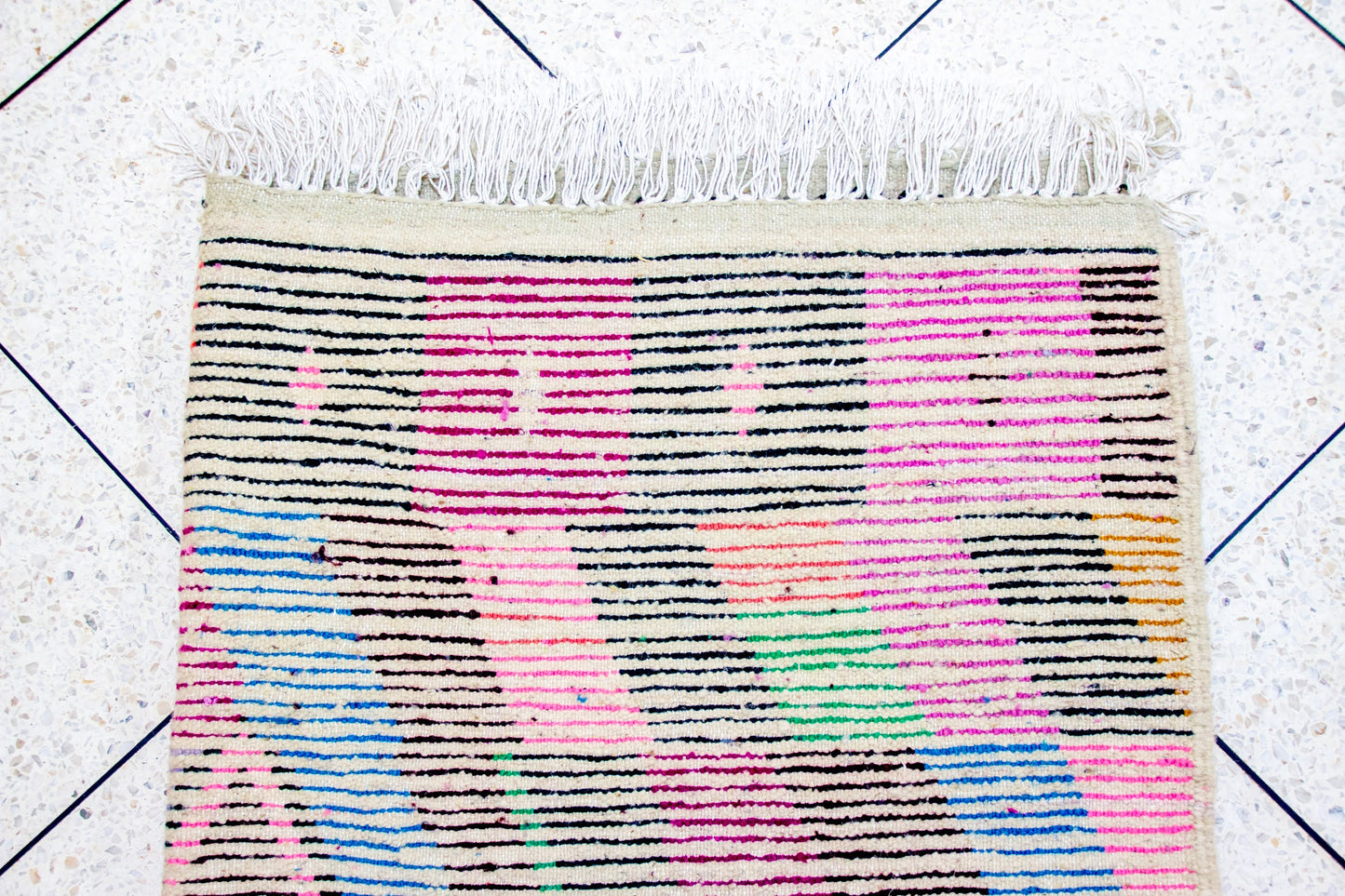 Tapis à poils Boujaad — Chevrons prismatiques avec médaillon central en losange