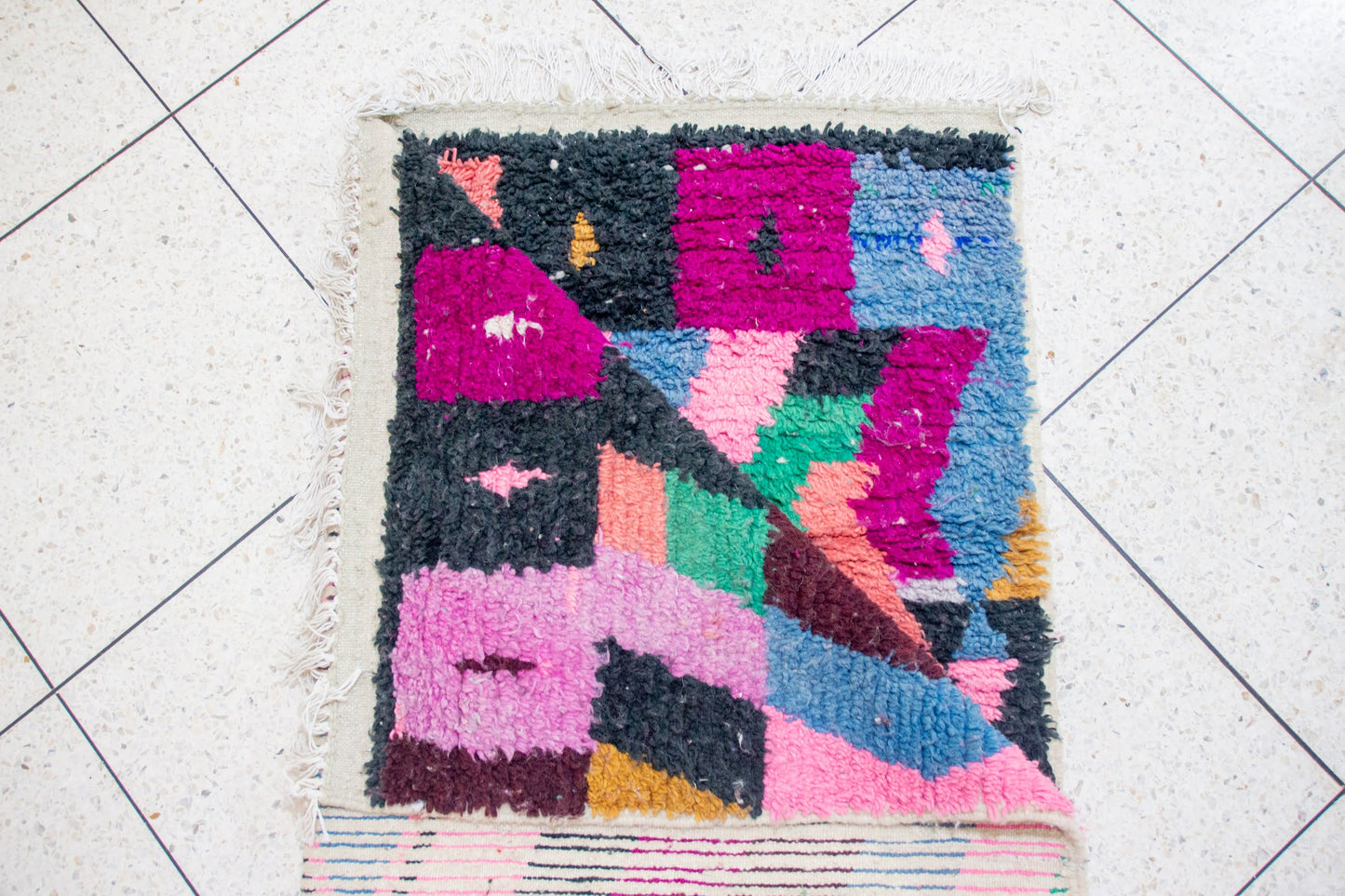 Tapis à poils Boujaad — Chevrons prismatiques avec médaillon central en losange
