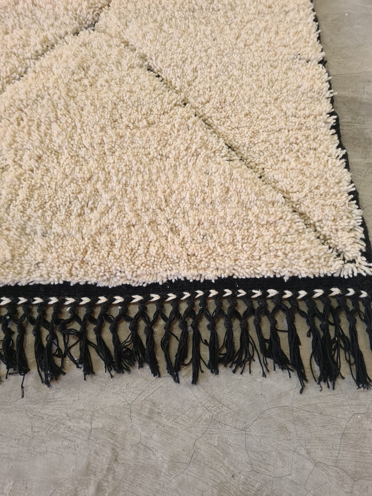 Fibule Script – Beni Ourain Rug with Symbolic Inlay