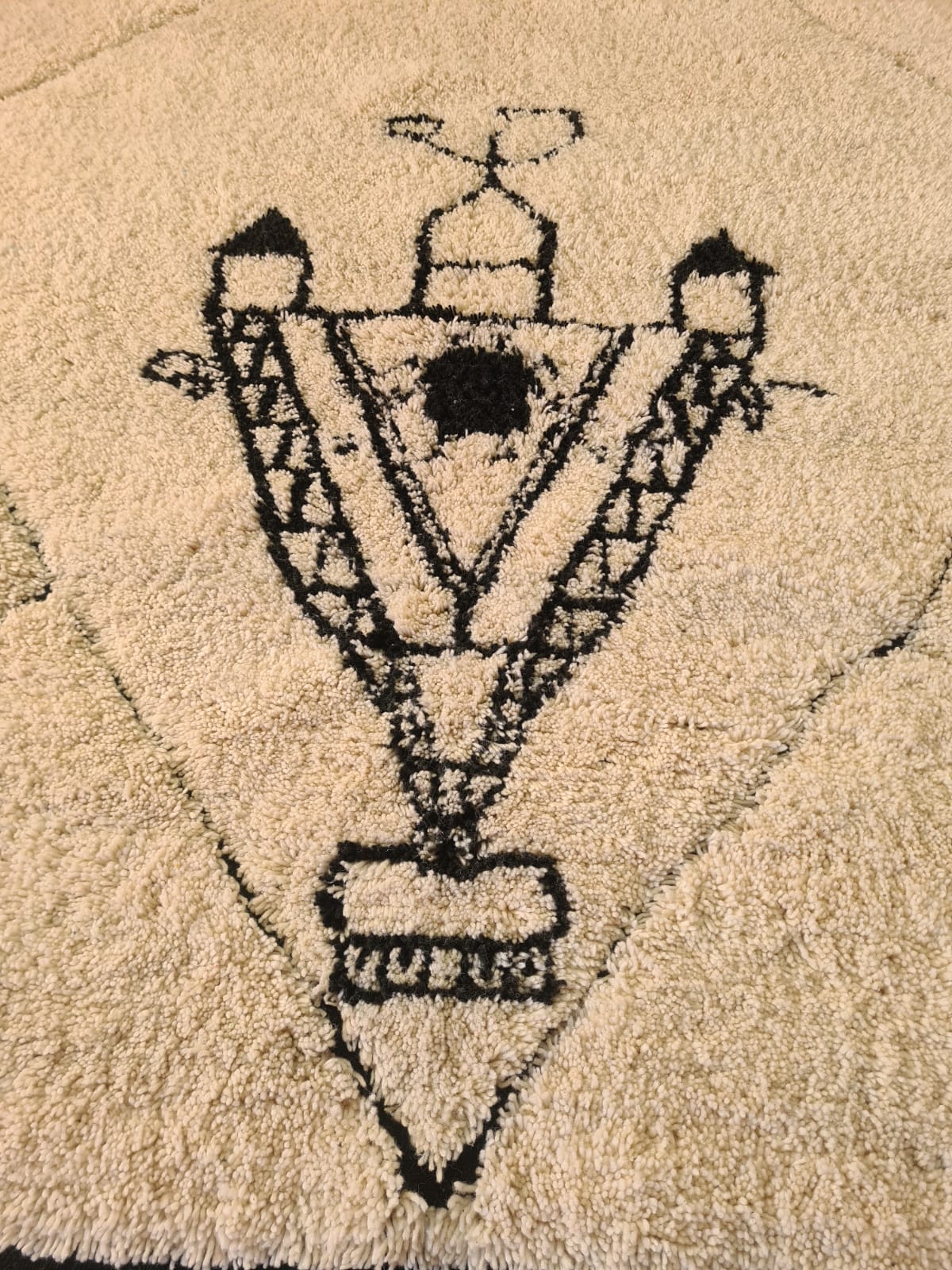 Fibule Script – Beni Ourain Rug with Symbolic Inlay