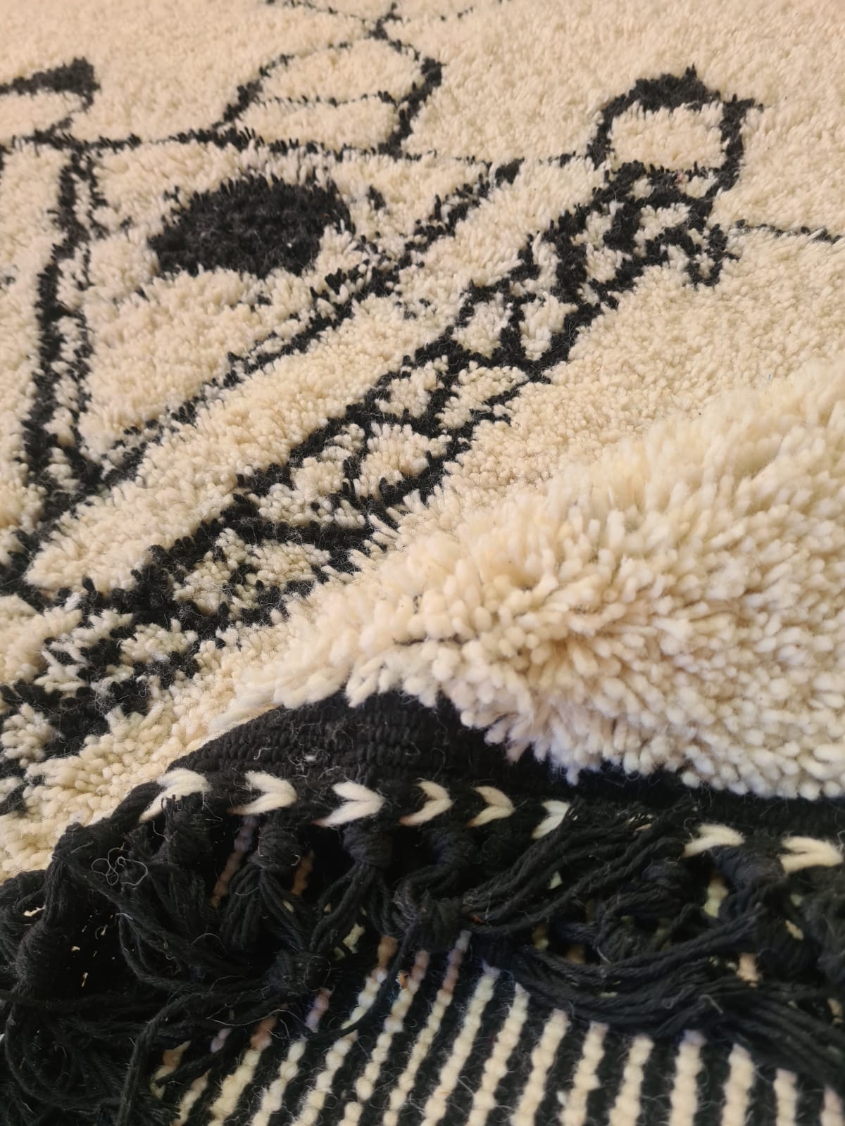 Fibule Script – Beni Ourain Rug with Symbolic Inlay
