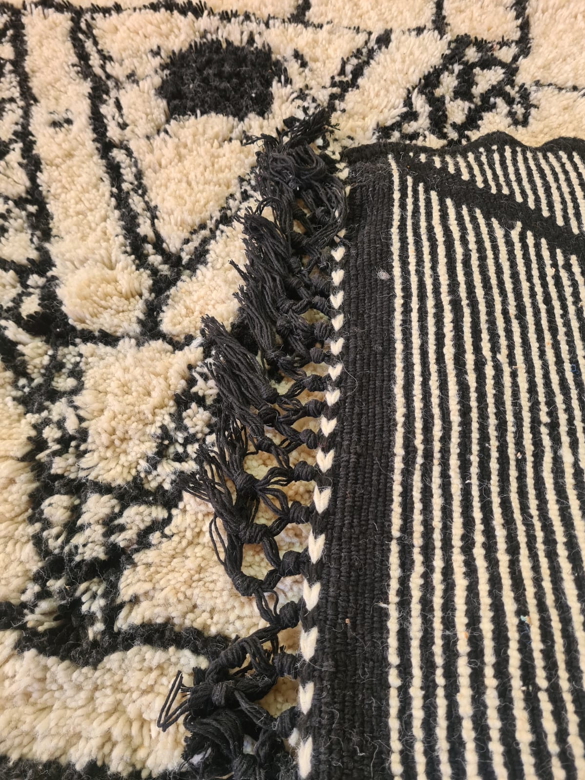 Fibule Script – Beni Ourain Rug with Symbolic Inlay