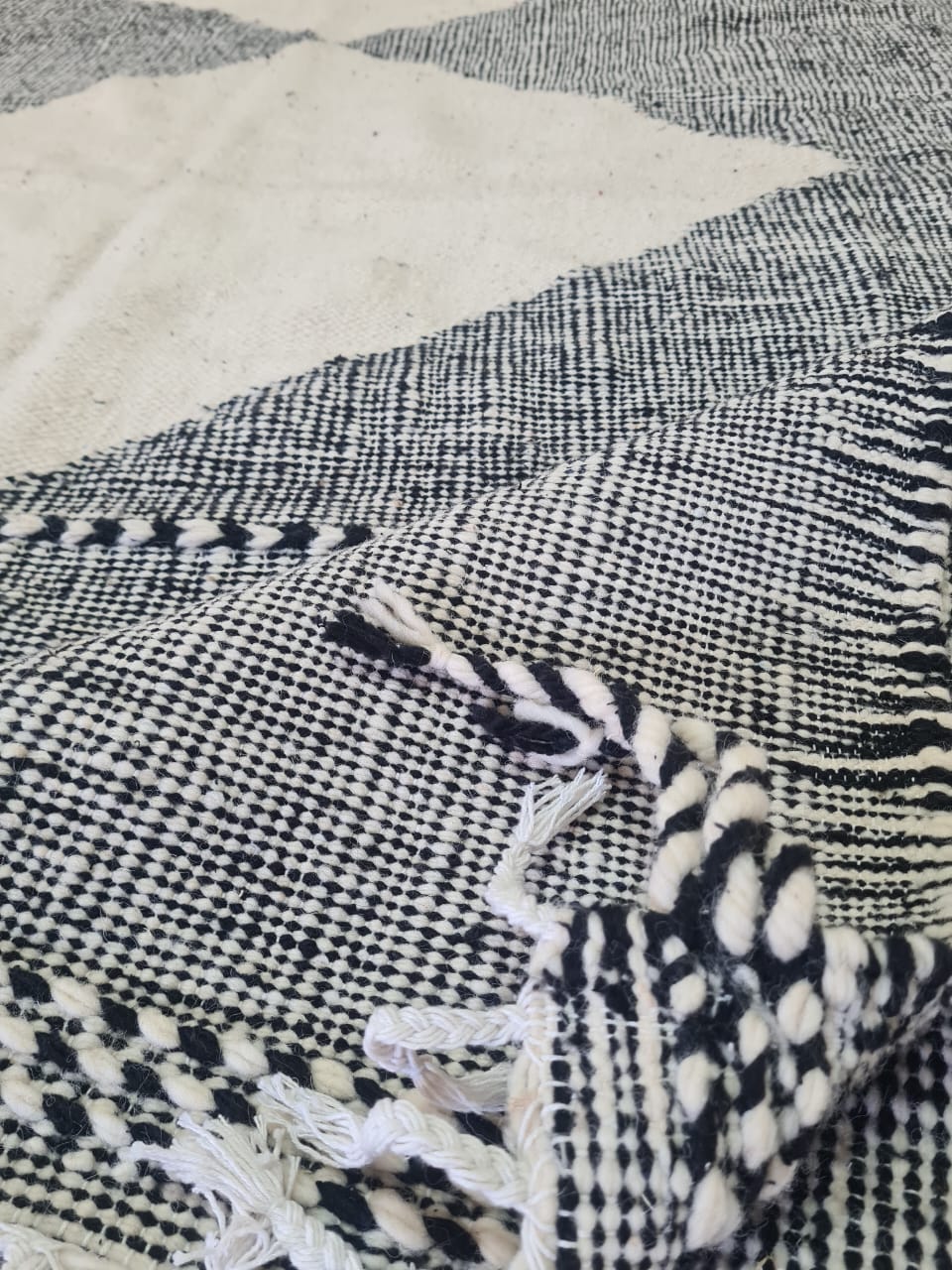 Architectural Silence – Zanafi Joha Kilim in Ash and Chalk Geometry