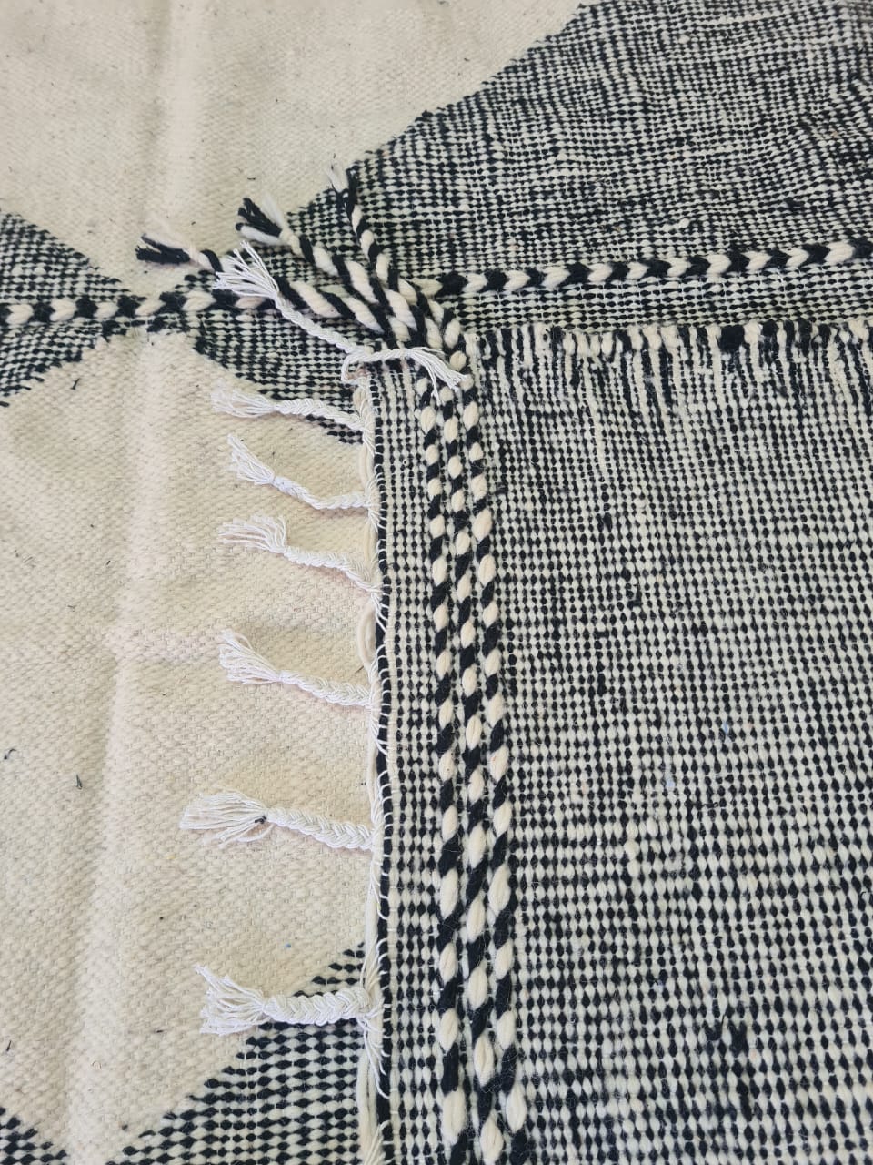 Architectural Silence – Zanafi Joha Kilim in Ash and Chalk Geometry