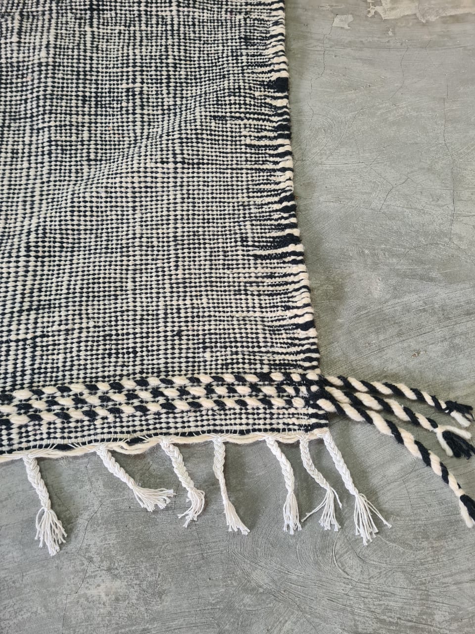 Architectural Silence – Zanafi Joha Kilim in Ash and Chalk Geometry