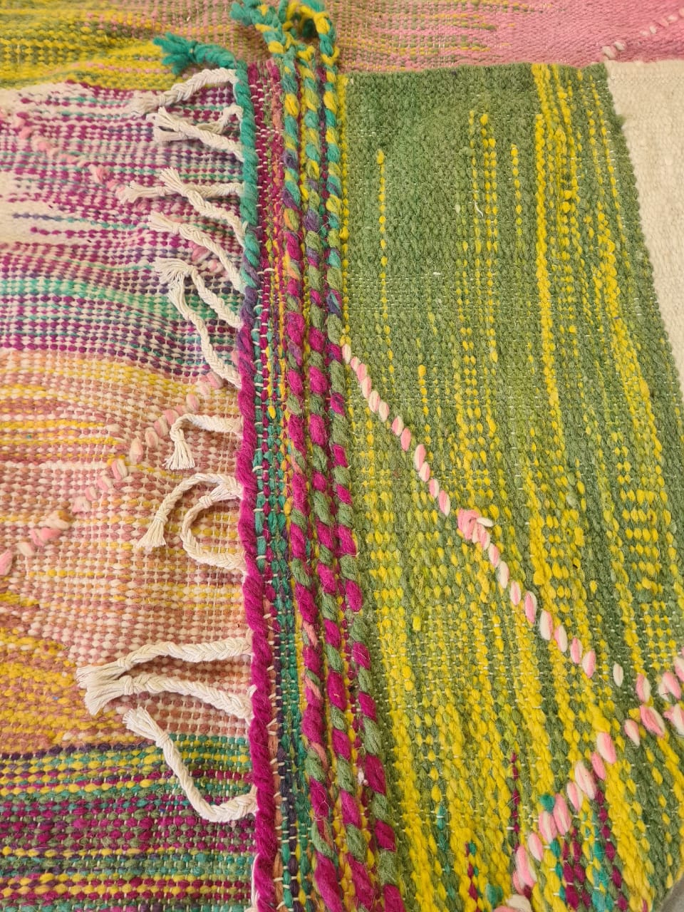 Threadscapes – Zanāfi Kilim in Fragmented Color
