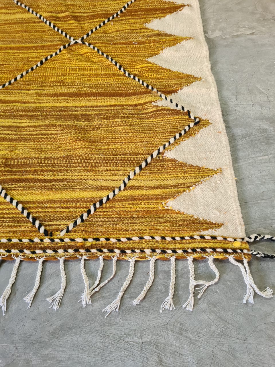 Dune Geometry – Zanafi Flatweave in Golden Ochre