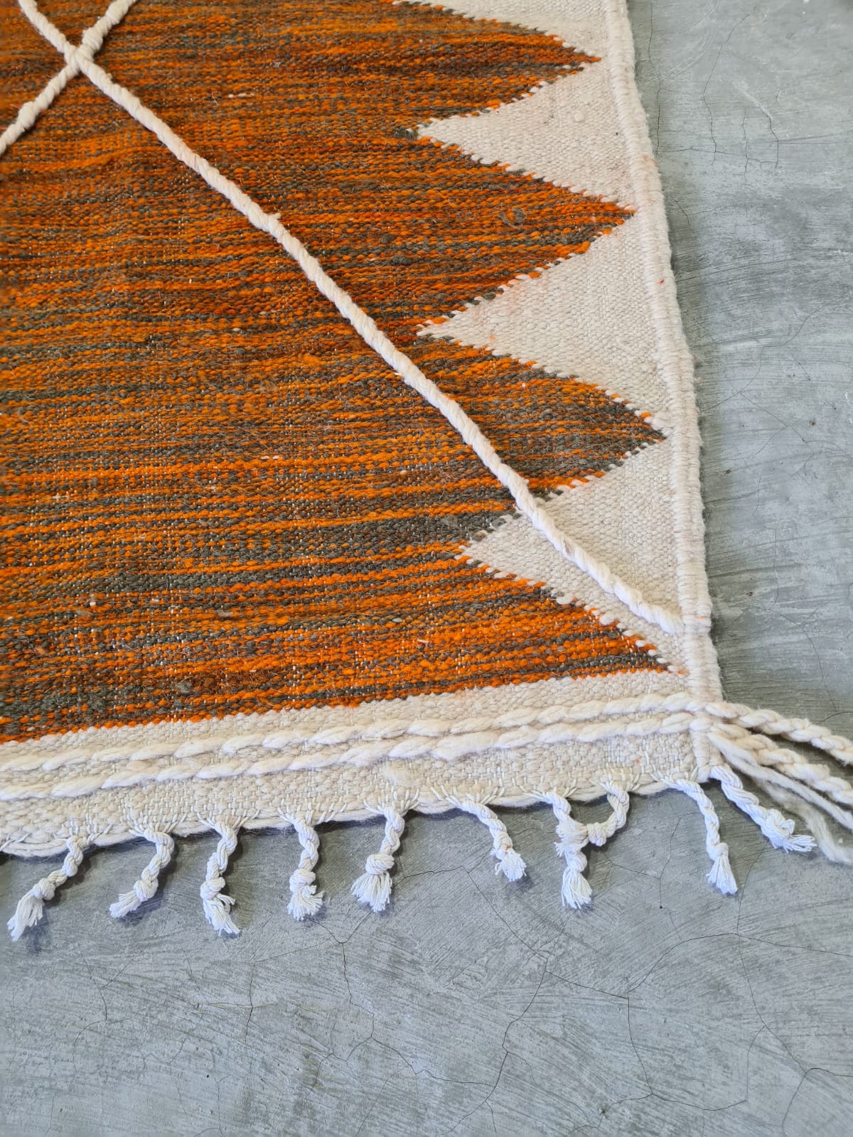 Terracotta Dunes – Zanafi Flatweave with White Geo-Spine
