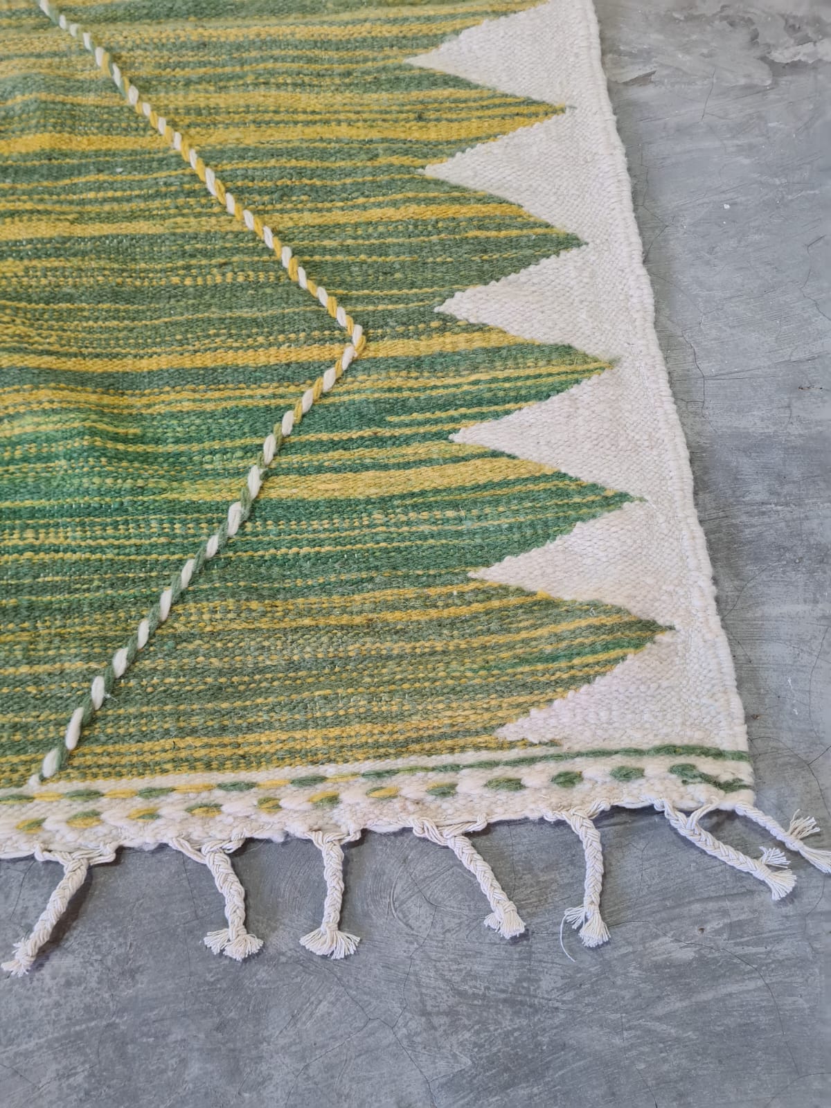 Verdant Pulse – Zanafi Weave in Emerald Threads