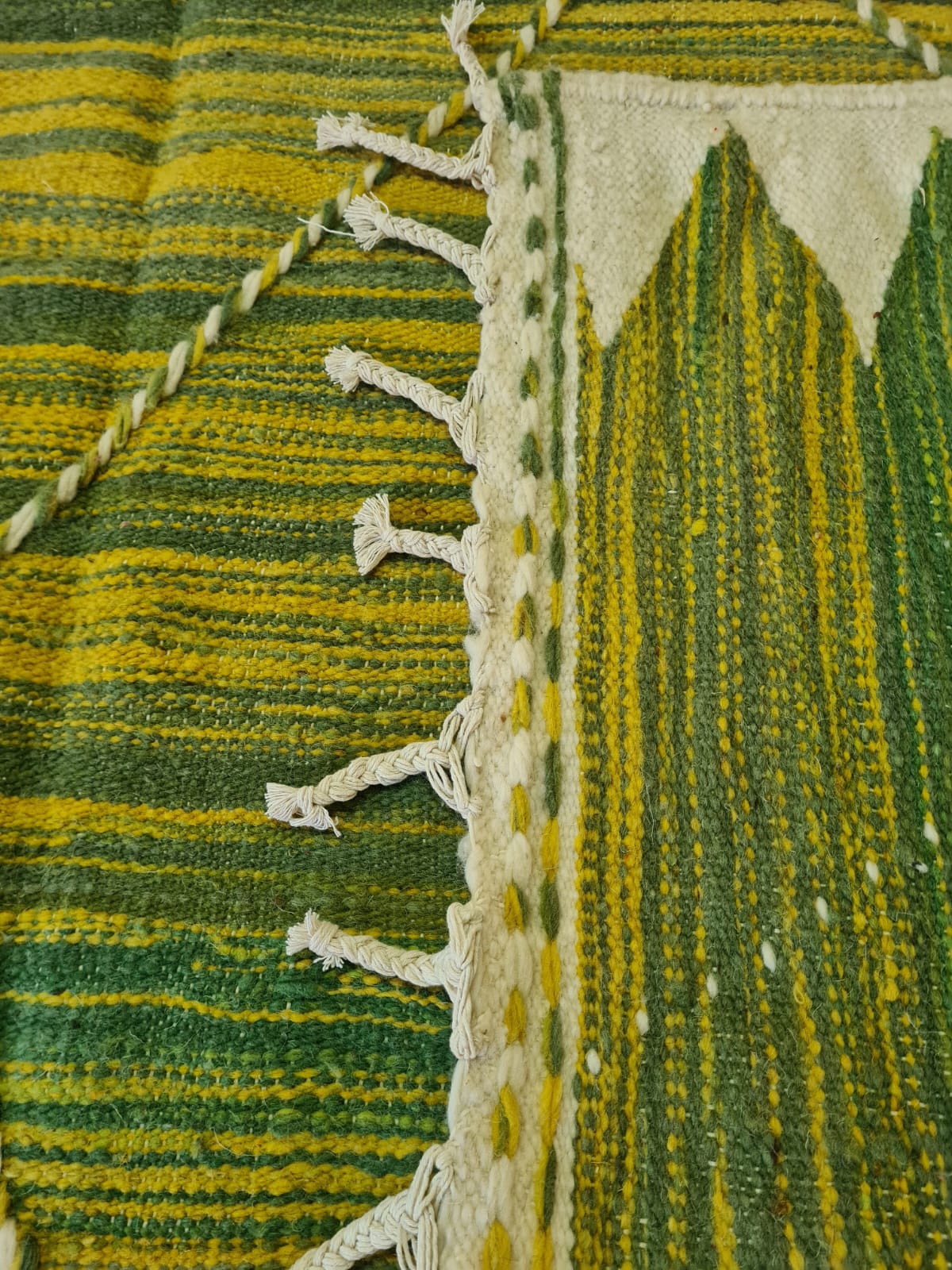 Verdant Pulse – Zanafi Weave in Emerald Threads