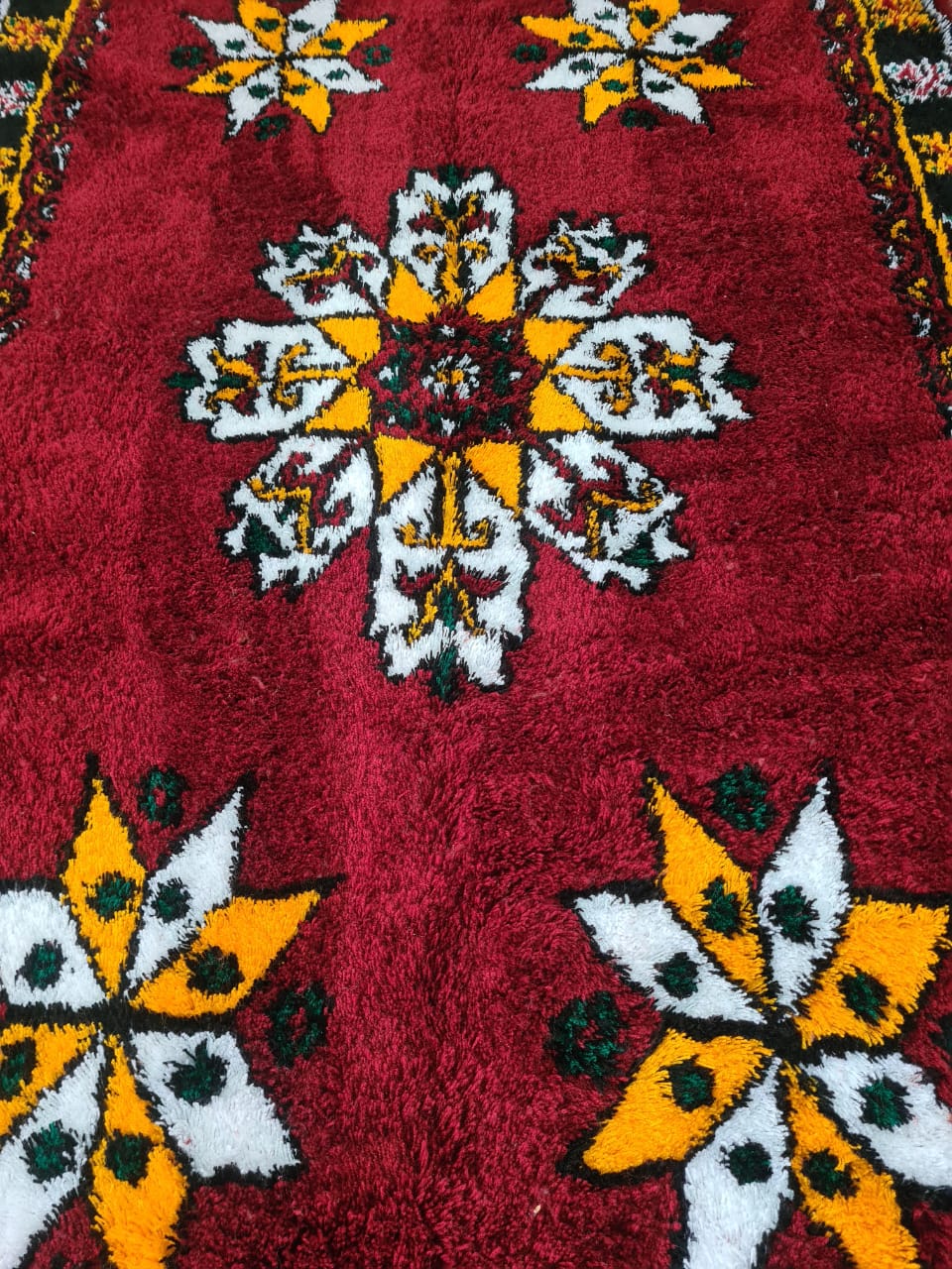 Crimson Bloom – Aït Zyane Fusion Rug in Acrylic Wool