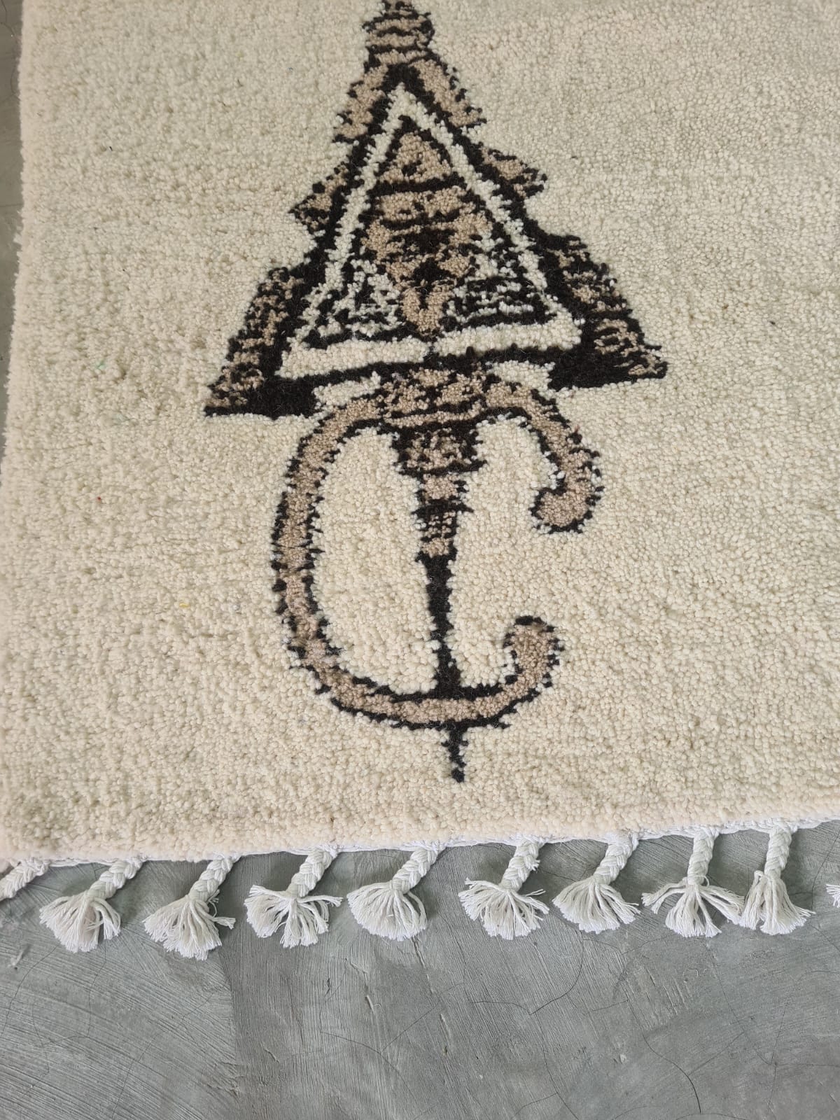 Snowfield Tizerzai – Beni Mrirt Rug with Fibule Symbolism
