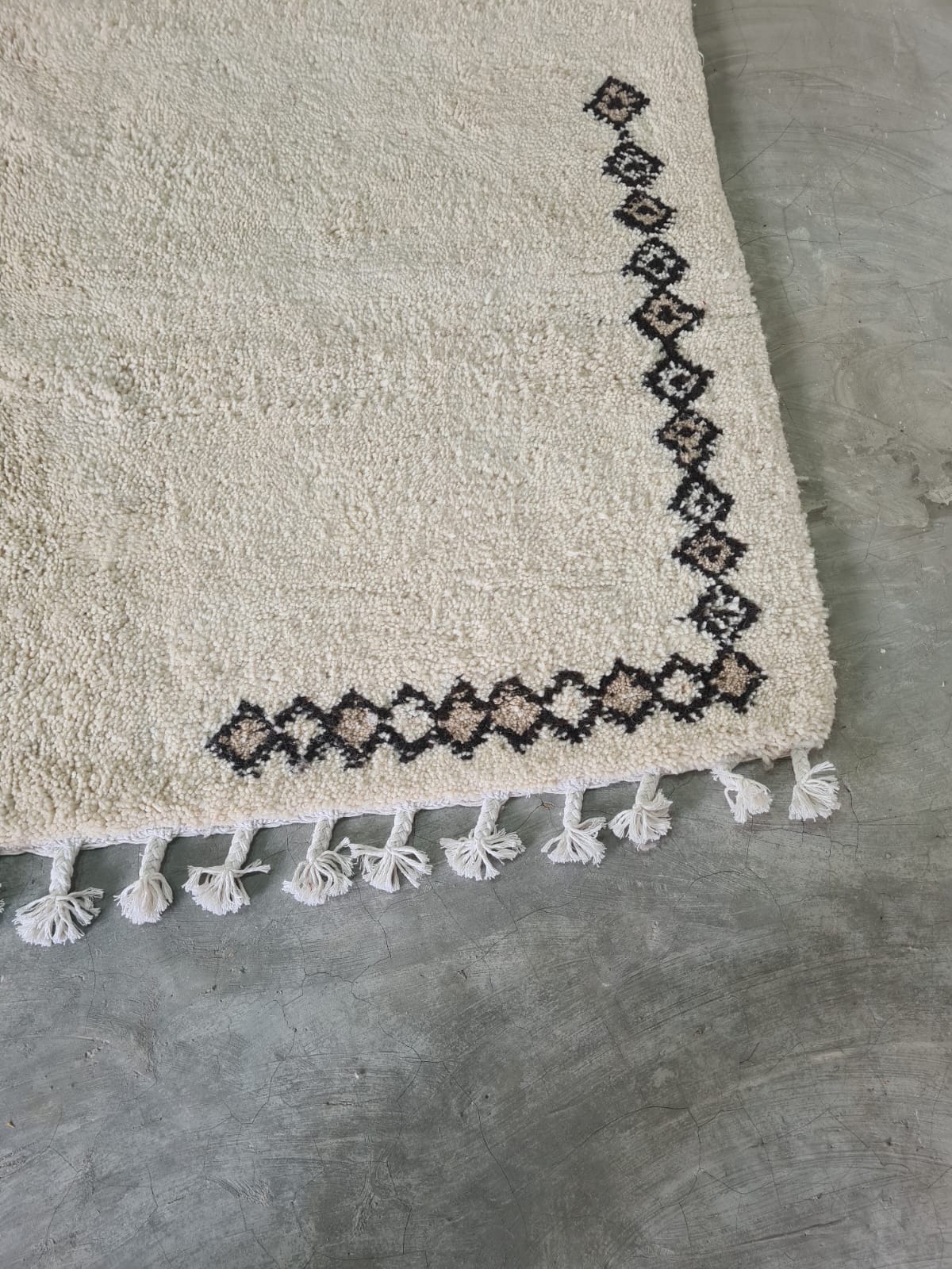 Snowfield Tizerzai – Beni Mrirt Rug with Fibule Symbolism
