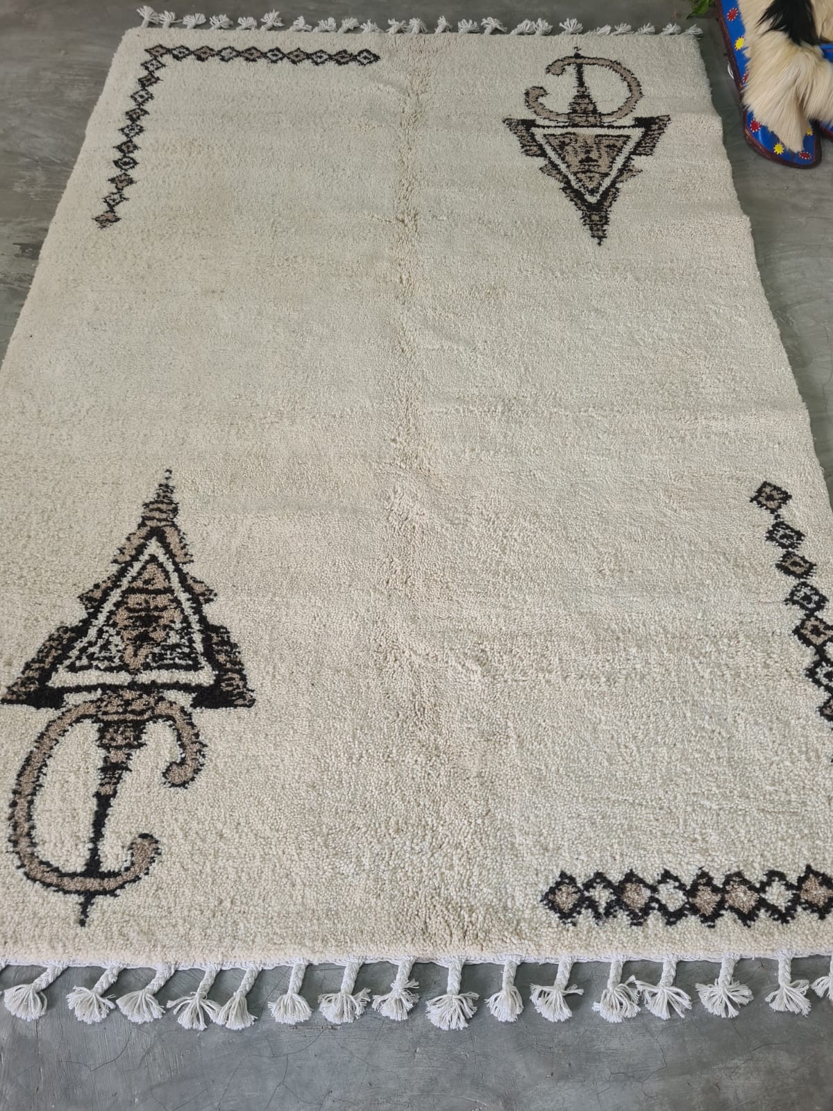 Snowfield Tizerzai – Beni Mrirt Rug with Fibule Symbolism