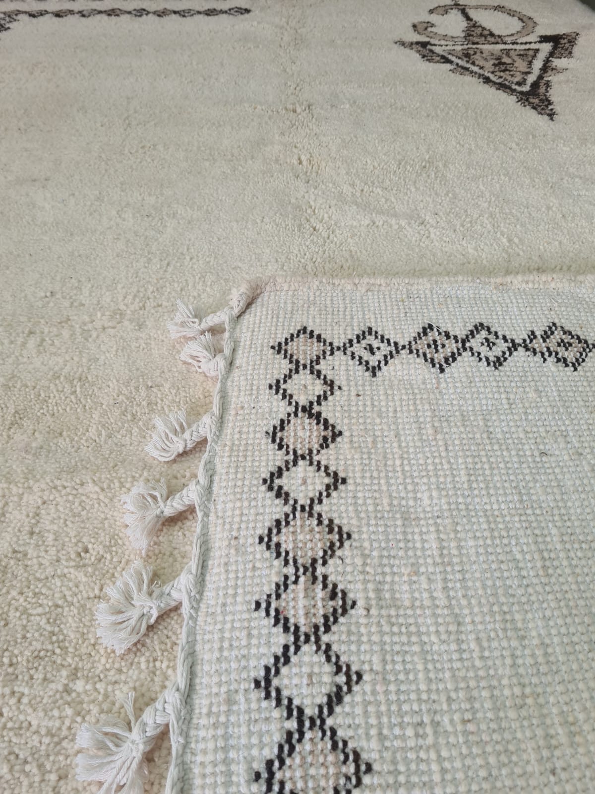 Snowfield Tizerzai – Beni Mrirt Rug with Fibule Symbolism