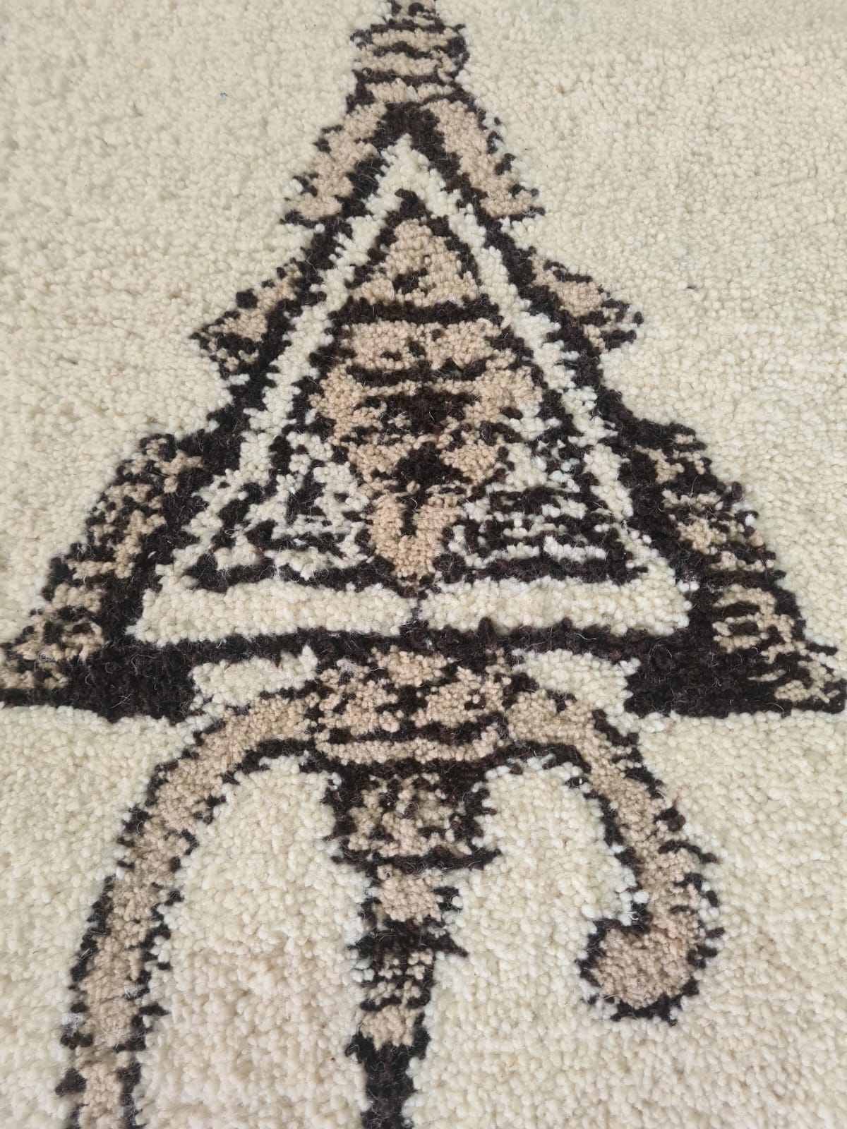 Snowfield Tizerzai – Beni Mrirt Rug with Fibule Symbolism