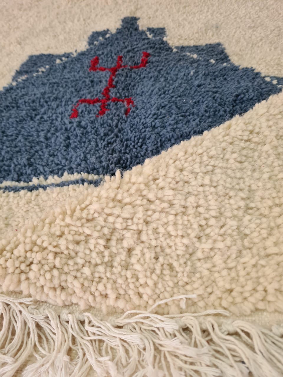 Guardians of the Loom – Blue Fibule Rug from Beni Mrirt