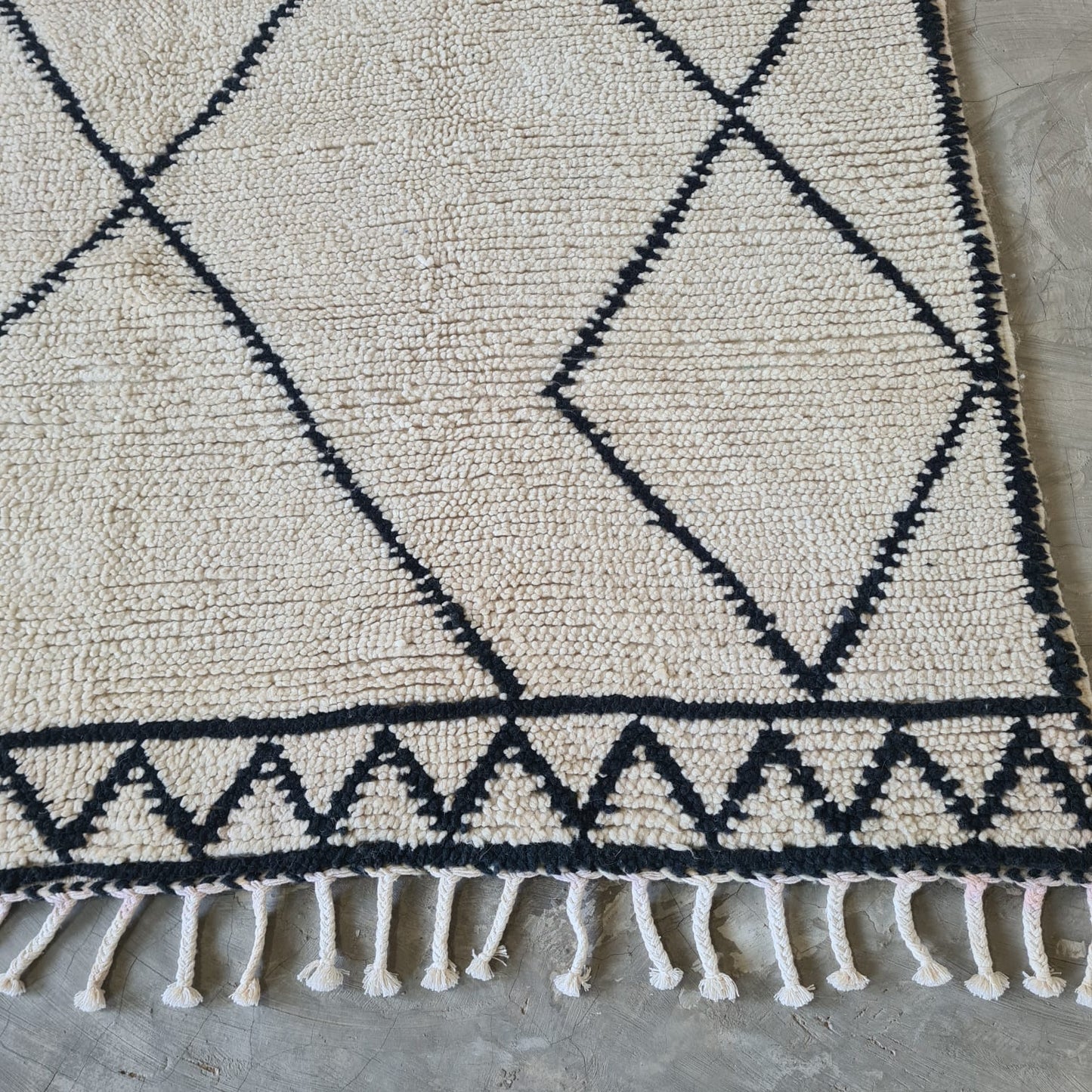 Border Lattice — Beni Ourain Diamond Net with Mountain Band