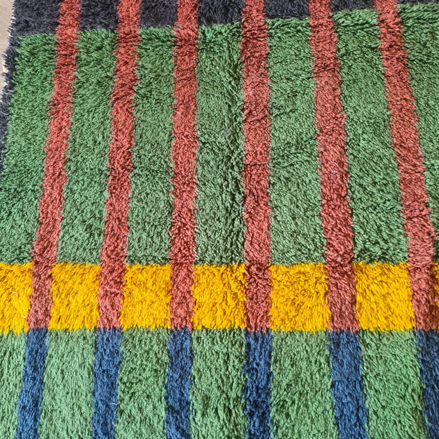 Chromatic Tartan — Beni Mrirt Grid with Golden Traverse