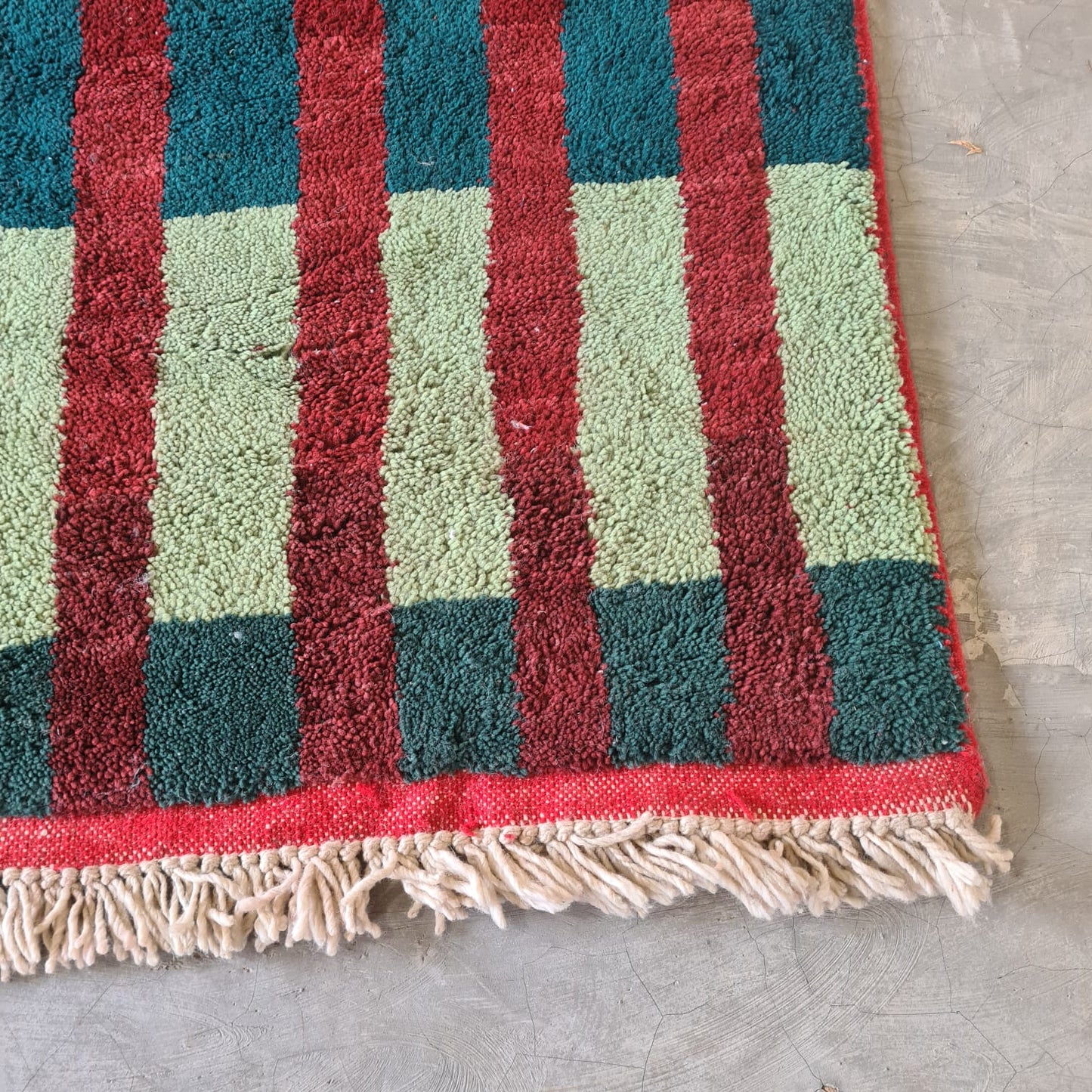 Chromatic Columns — Beni Mrirt Grid with Mint Traverse