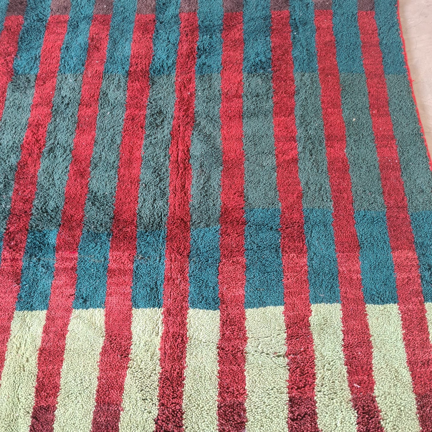 Chromatic Columns — Beni Mrirt Grid with Mint Traverse