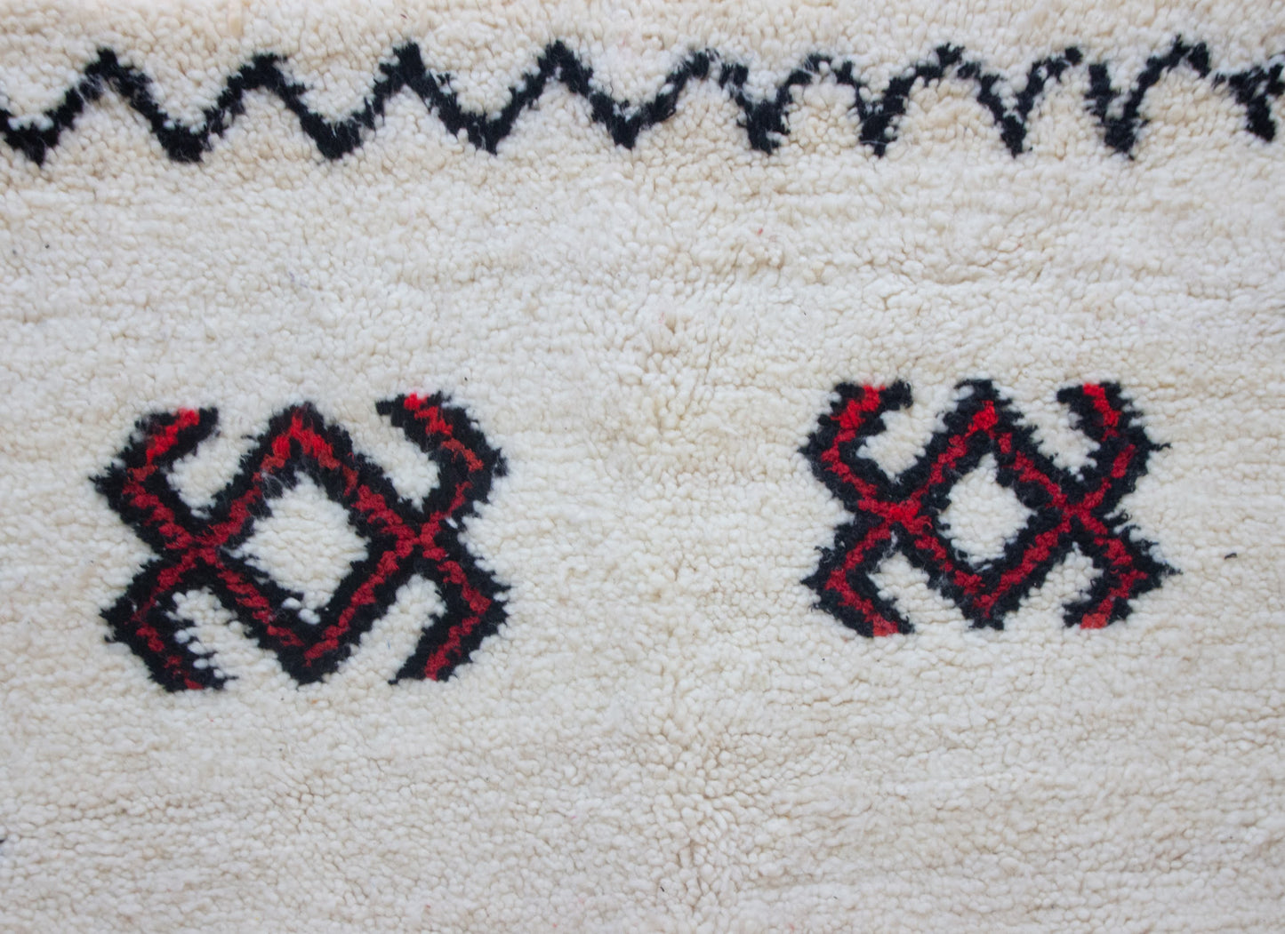 Azilal Zigzag Guard — Ivory Field with Red/Charcoal Lozenges