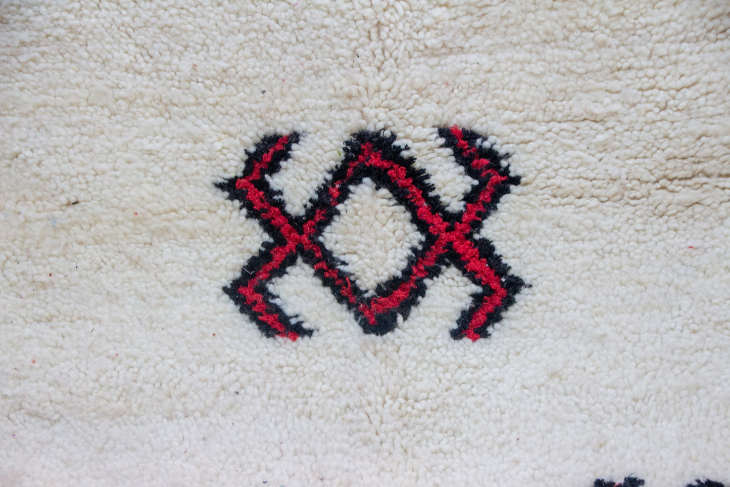 Azilal Zigzag Guard — Ivory Field with Red/Charcoal Lozenges