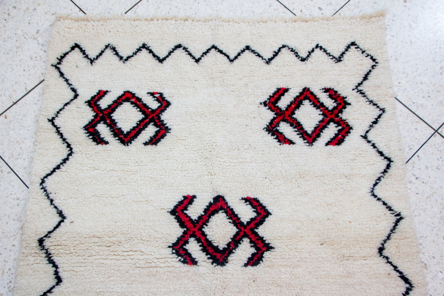 Azilal Zigzag Guard — Ivory Field with Red/Charcoal Lozenges