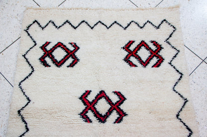 Azilal Zigzag Guard — Ivory Field with Red/Charcoal Lozenges