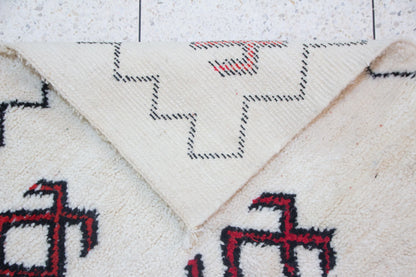 Azilal Zigzag Guard — Ivory Field with Red/Charcoal Lozenges