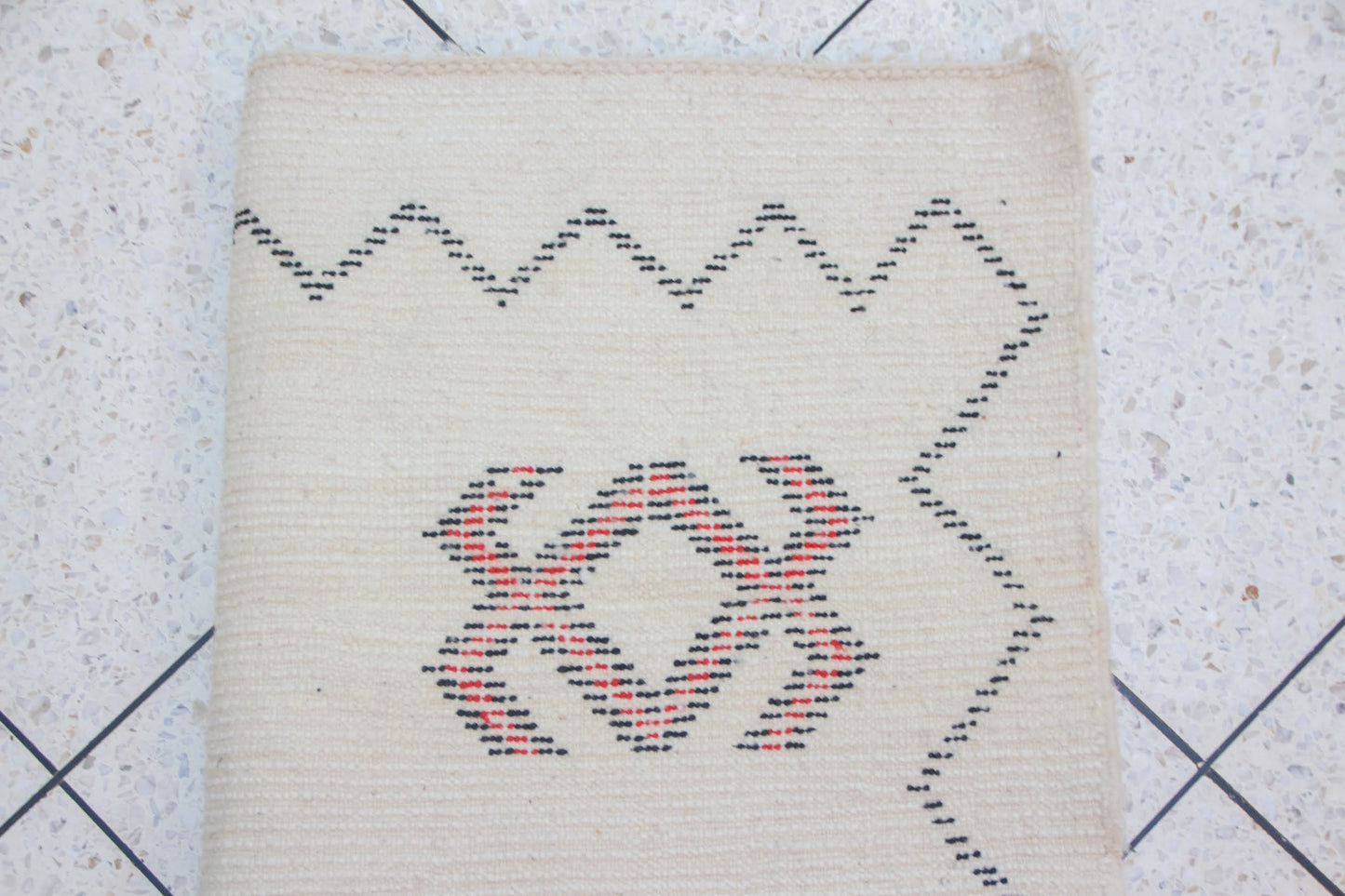 Azilal Zigzag Guard — Ivory Field with Red/Charcoal Lozenges