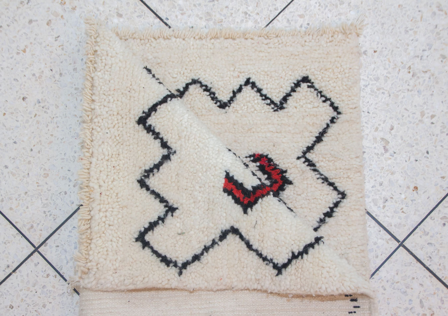 Azilal Zigzag Guard — Ivory Field with Red/Charcoal Lozenges